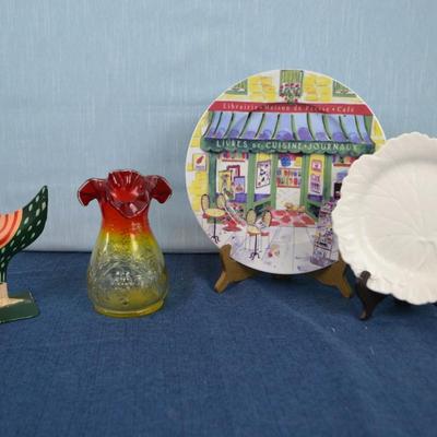 LOT 402. HOME DECOR AND DECORATIVE PLATES