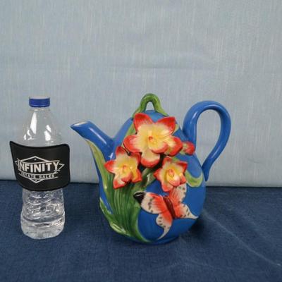 LOT 404. CERAMIC TEA POT BY PIER 1