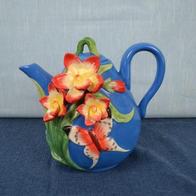 LOT 404. CERAMIC TEA POT BY PIER 1