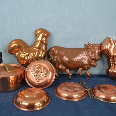 LOT 416. VINTAGE COPPER MOLDS AND COPPER PAN