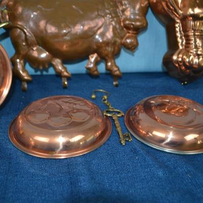 LOT 416. VINTAGE COPPER MOLDS AND COPPER PAN