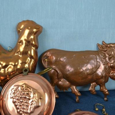LOT 416. VINTAGE COPPER MOLDS AND COPPER PAN