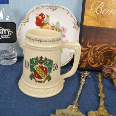 LOT 418 HOME DECOR AND KITCHEN TOOLS