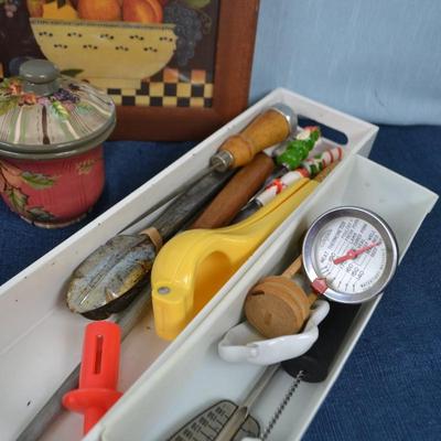 LOT 418 HOME DECOR AND KITCHEN TOOLS