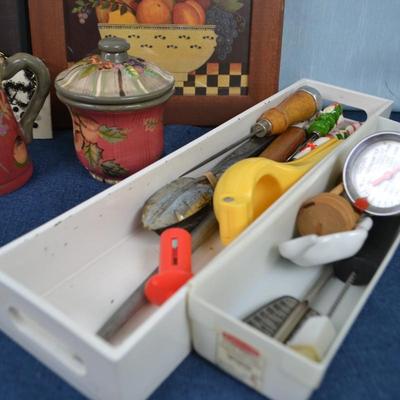 LOT 418 HOME DECOR AND KITCHEN TOOLS