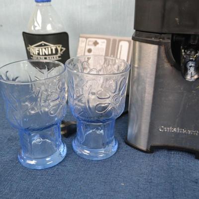 LOT 419. CUISINART JUICER AND 4 VINTAGE JUICE GLASSES