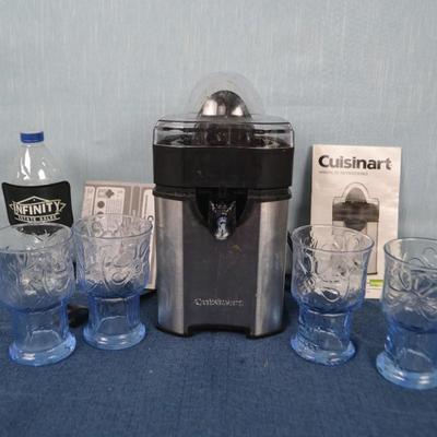 LOT 419. CUISINART JUICER AND 4 VINTAGE JUICE GLASSES