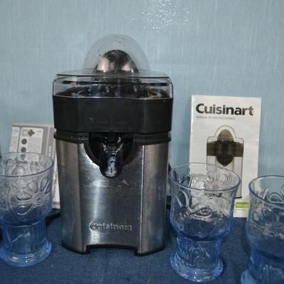 LOT 419. CUISINART JUICER AND 4 VINTAGE JUICE GLASSES