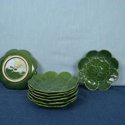LOT 422   EIGHT SALAD PLATES
