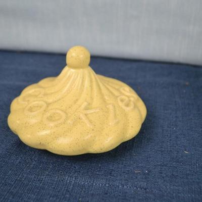 LOT 423. VINTAGE SWIRL COOKIE JAR
