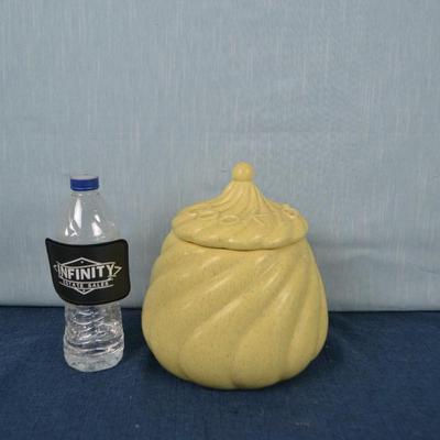 LOT 423. VINTAGE SWIRL COOKIE JAR