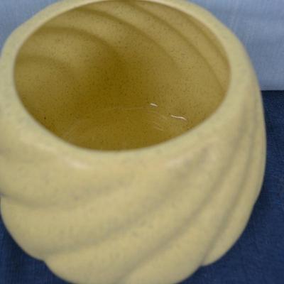 LOT 423. VINTAGE SWIRL COOKIE JAR