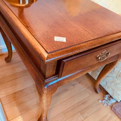 Clean End Table - LOT 27