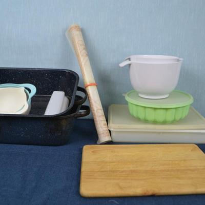 LOT 441. MISC KITCHEN ITEMS AND ROASTER