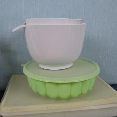 LOT 441. MISC KITCHEN ITEMS AND ROASTER
