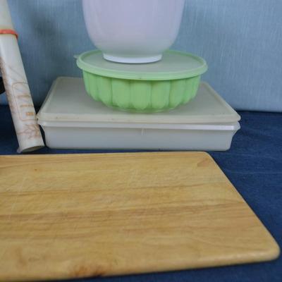 LOT 441. MISC KITCHEN ITEMS AND ROASTER