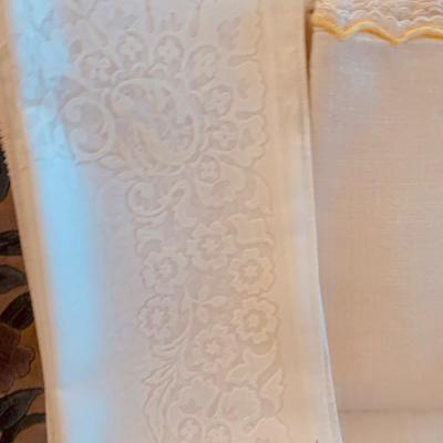 Very clean vintage linens lot - Napkins Tablecloths -  LOT 31