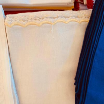 Very clean vintage linens lot - Napkins Tablecloths -  LOT 31