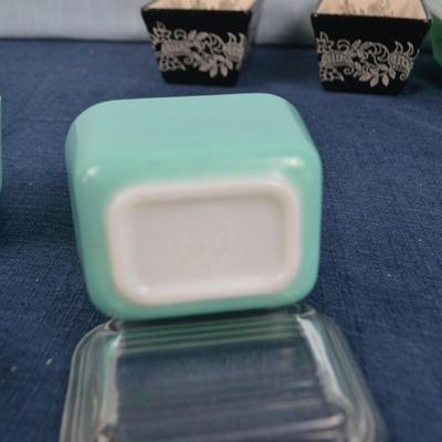 LOT 453. BAKEWARE, GLASSWARE