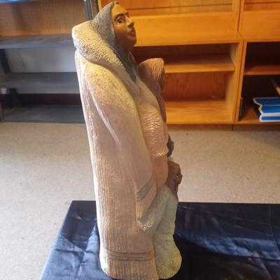MACCASINES NATIVE AMERICAN FIGURINE AND SAND PLAQUE