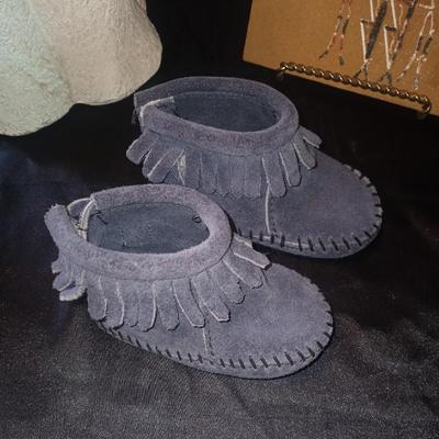 MACCASINES NATIVE AMERICAN FIGURINE AND SAND PLAQUE