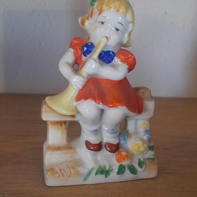 PORCELAIN FIGURES MAN, WOMAN, LITTLE GIRL AND A SWAN