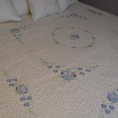 LOT 465. PILLOWS AND BEDSPREAD