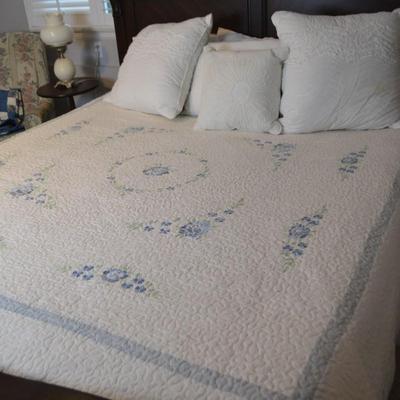 LOT 465. PILLOWS AND BEDSPREAD