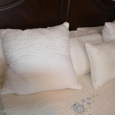 LOT 465. PILLOWS AND BEDSPREAD