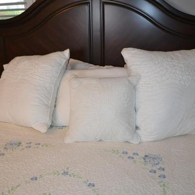 LOT 465. PILLOWS AND BEDSPREAD