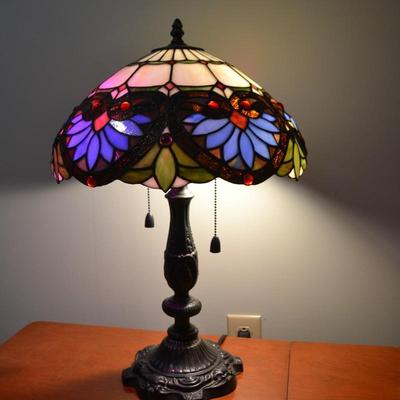 LOT 466. TIFFANY STYLE TABLE LAMP