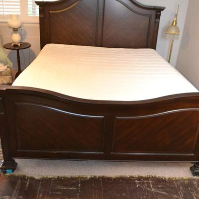 LOT 468. QUEEN BED WITH MATTRESS, HEADBOARD AND FOOTBOARD