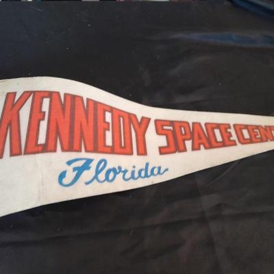 TWO VINTAGE SOUVENIR PENNANTS KNOTTS BERRY FARM & KENNEDY SPACE STATION