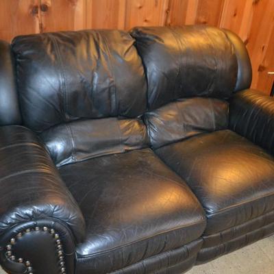LOT 472  LEATHER LOVE SEAT