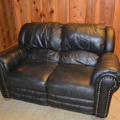 LOT 472  LEATHER LOVE SEAT