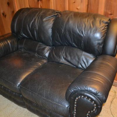 LOT 472  LEATHER LOVE SEAT