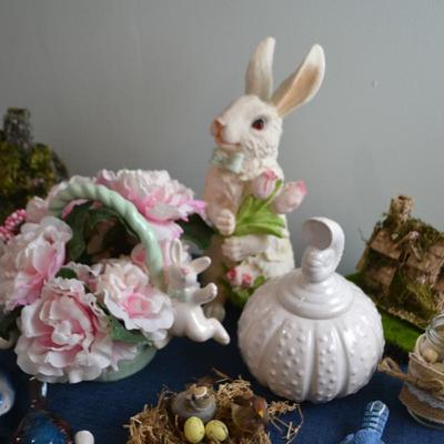 LOT 479. BUNNY AND HOME DECOR