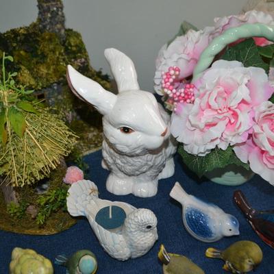 LOT 479. BUNNY AND HOME DECOR