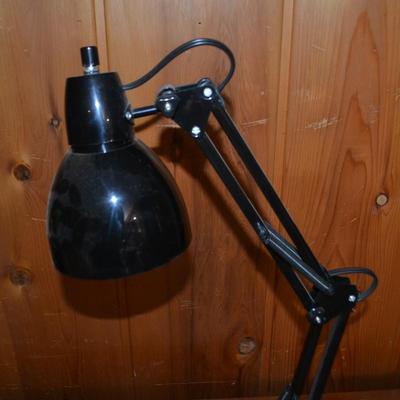LOT 483. ADJUSTABLE DESK TASK LAMP