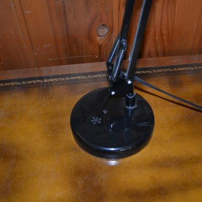 LOT 483. ADJUSTABLE DESK TASK LAMP