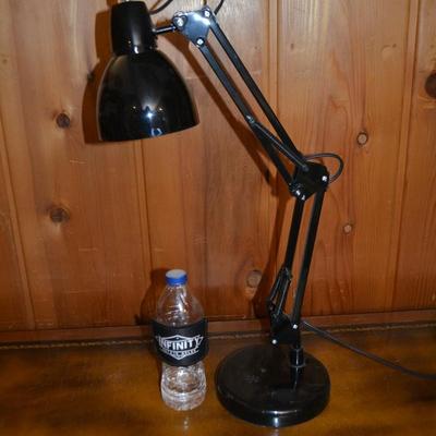 LOT 483. ADJUSTABLE DESK TASK LAMP