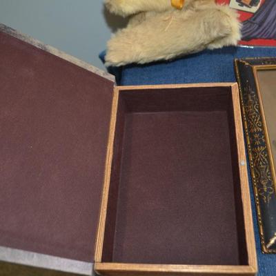 LOT 486 VINTAGE DECOR ART, PLUSH TOYS