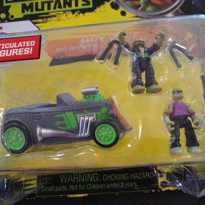 TWO TEENAGE MUNTANT TURTLES MICRO MUTANTS TOY IN BUBBLE PACK