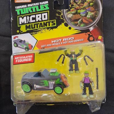 TWO TEENAGE MUNTANT TURTLES MICRO MUTANTS TOY IN BUBBLE PACK