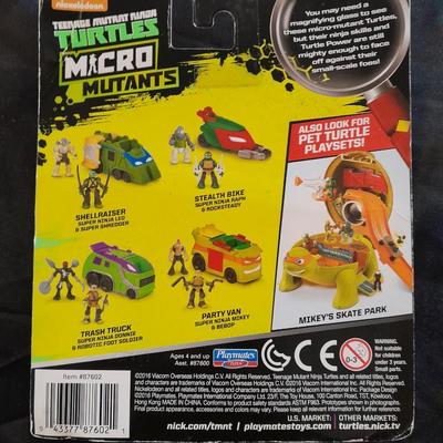 TWO TEENAGE MUNTANT TURTLES MICRO MUTANTS TOY IN BUBBLE PACK