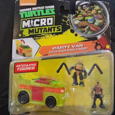 TWO TEENAGE MUNTANT TURTLES MICRO MUTANTS TOY IN BUBBLE PACK