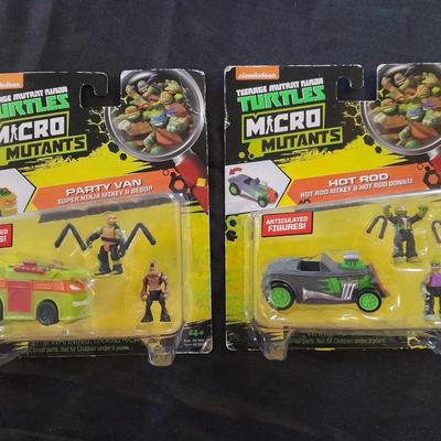 TWO TEENAGE MUNTANT TURTLES MICRO MUTANTS TOY IN BUBBLE PACK