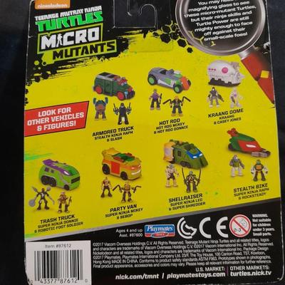 TWO TEENAGE MUNTANT TURTLES MICRO MUTANTS TOY IN BUBBLE PACK