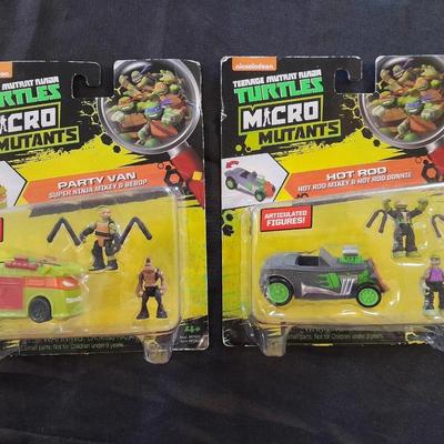 TWO TEENAGE MUNTANT TURTLES MICRO MUTANTS TOY IN BUBBLE PACK