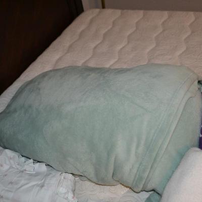 LOT 492. BLANKET, THROW AND PILLOW CASE